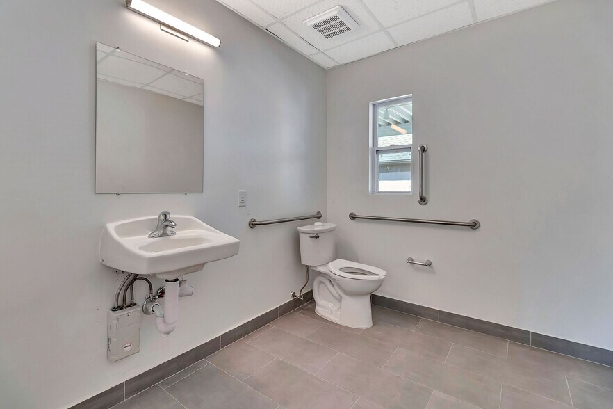 More Photos Of 2533-2537 Far Hills Ave, Oakwood Storefront Retail Office For Lease