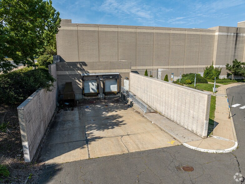 More Photos Of 575 Union St, Waterbury Department Store For Lease