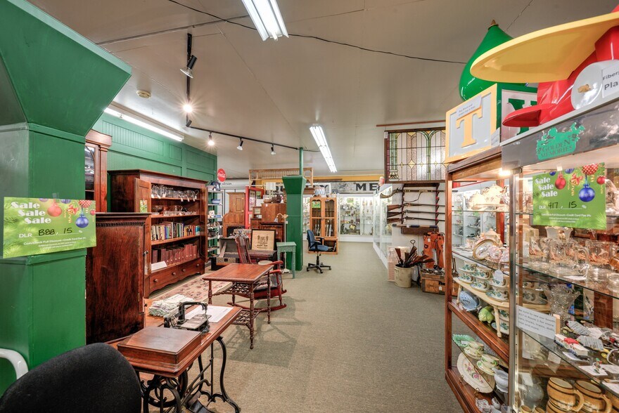 More Photos Of 890 Lake Ave, Woodstock General Retail For Sale