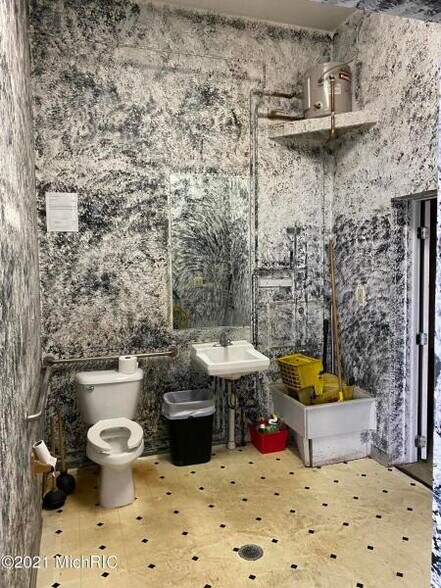 More Photos Of 113 Cypress St, Manistee Freestanding For Lease