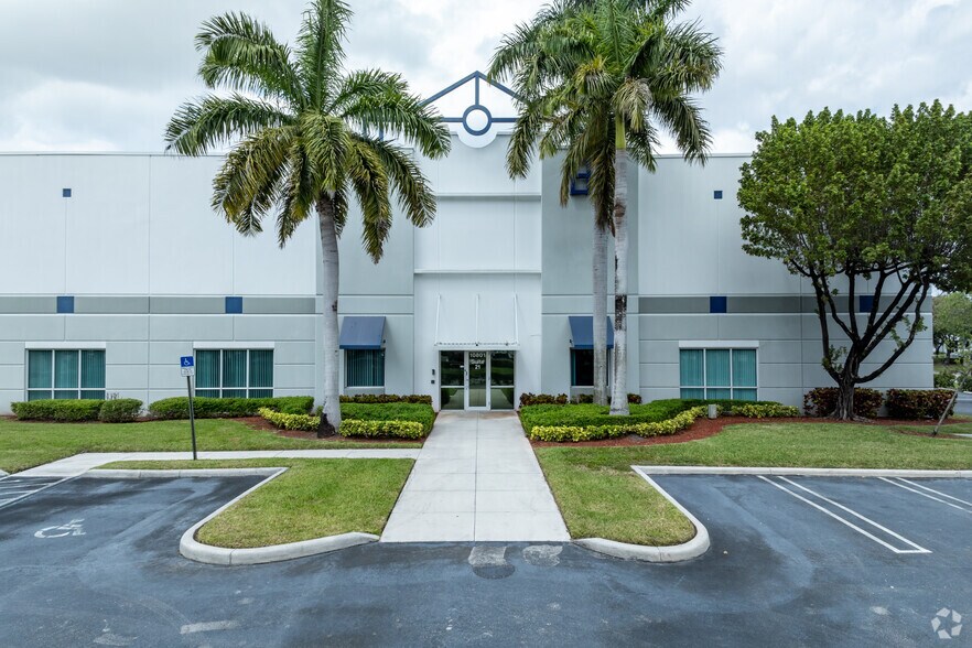 More Photos Of 10801 NW 103rd St, Medley Distribution For Lease