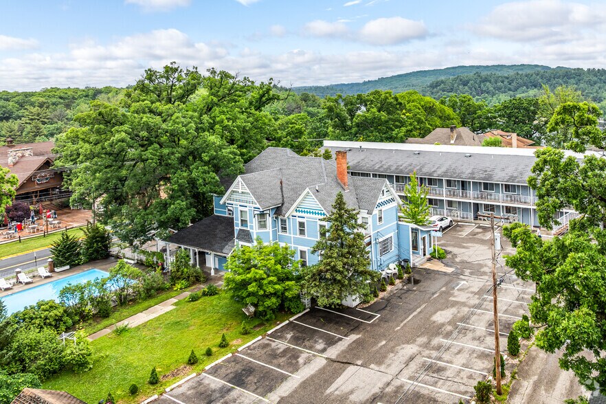 Primary Photo Of 910 River Rd, Wisconsin Dells Hotel For Sale