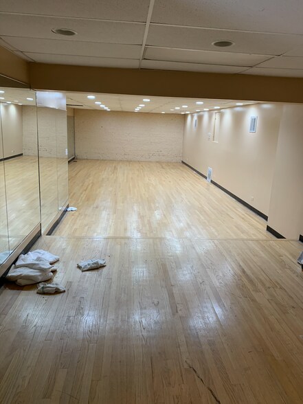 More Photos Of 3215-3219 N Broadway St, Chicago Health Club For Lease