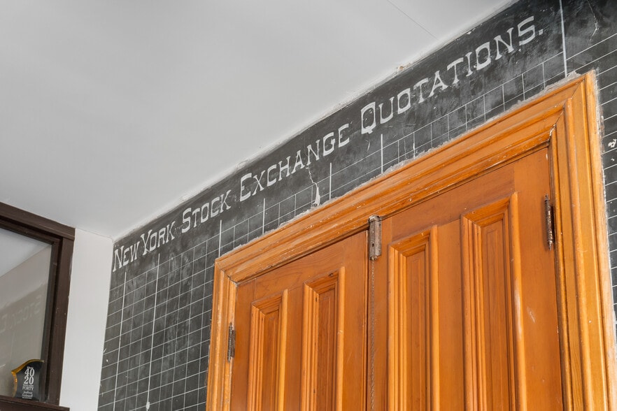 More Photos Of 108 S Walnut St, Muncie Office For Sale