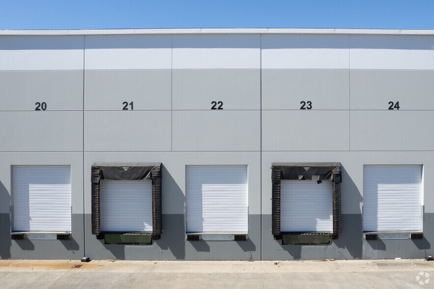 More Photos Of 7820-7832 N Leadbetter Rd, Portland Warehouse For Lease