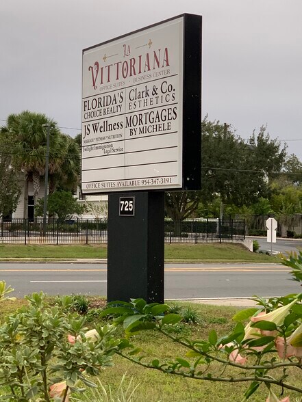 More Photos Of 725 E Silver Springs Blvd, Ocala Loft Creative Space For Sale