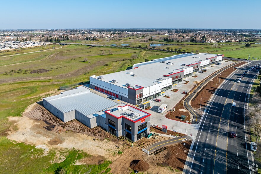 More Photos Of 9025 Big Horn Blvd, Elk Grove Flex For Lease
