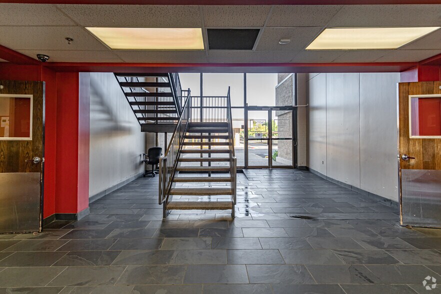 More Photos Of 1010 W Mockingbird Ln, Dallas Office For Lease