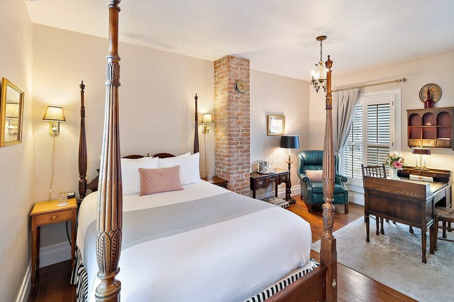 More Photos Of 240 E California St, Jacksonville Hotel For Sale