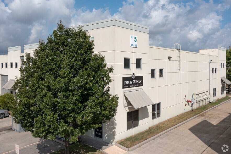 More Photos Of 5750 N Sam Houston Pky E, Houston Warehouse For Lease