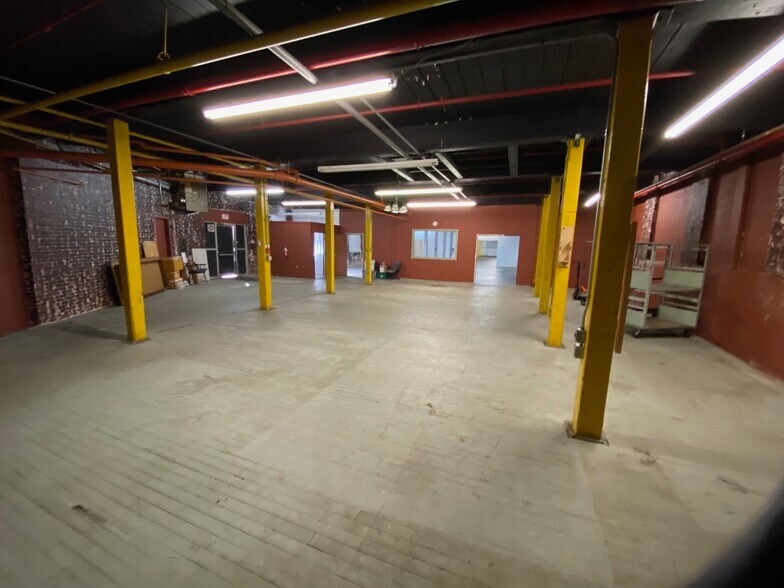 More Photos Of 25 Esten Ave, Pawtucket Showroom For Lease