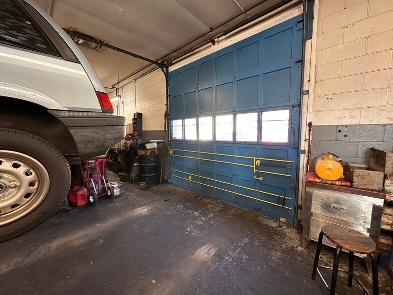 More Photos Of 105 E Hill St, Louisville Auto Repair For Sale