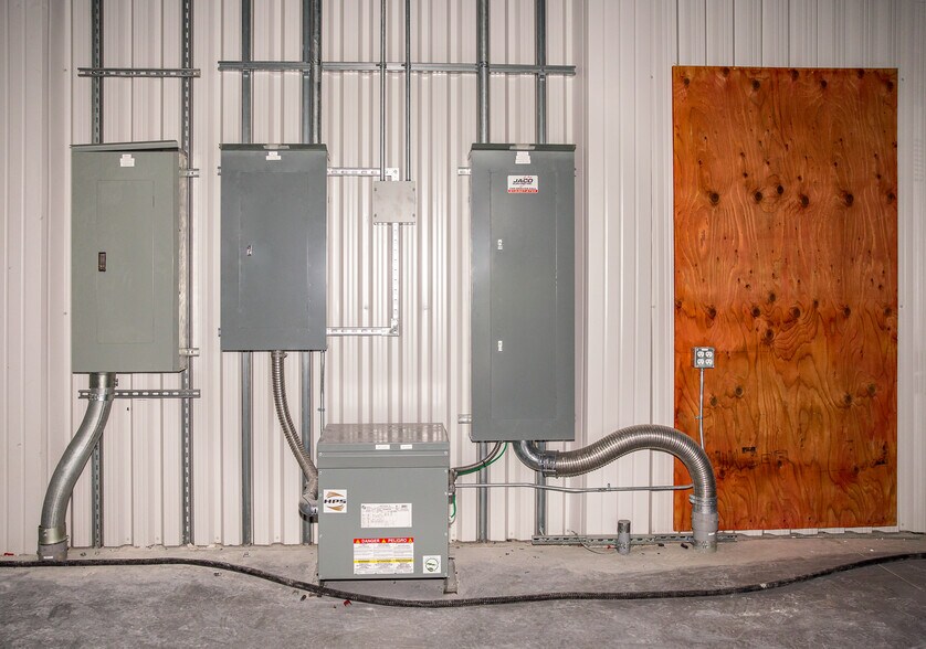 More Photos Of 1259 Centennial Dr, Kingston Distribution For Lease