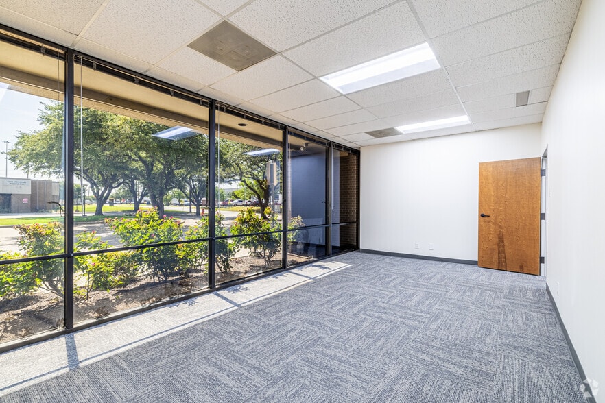 More Photos Of 2307 Springlake Rd, Farmers Branch Unknown For Lease