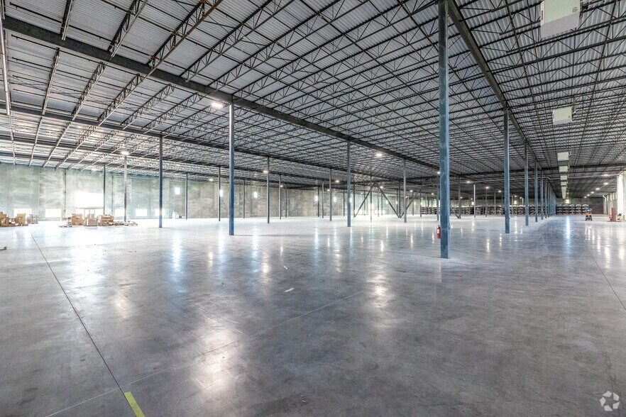 More Photos Of 7400 SE Convenience Blvd, Ankeny Warehouse For Lease