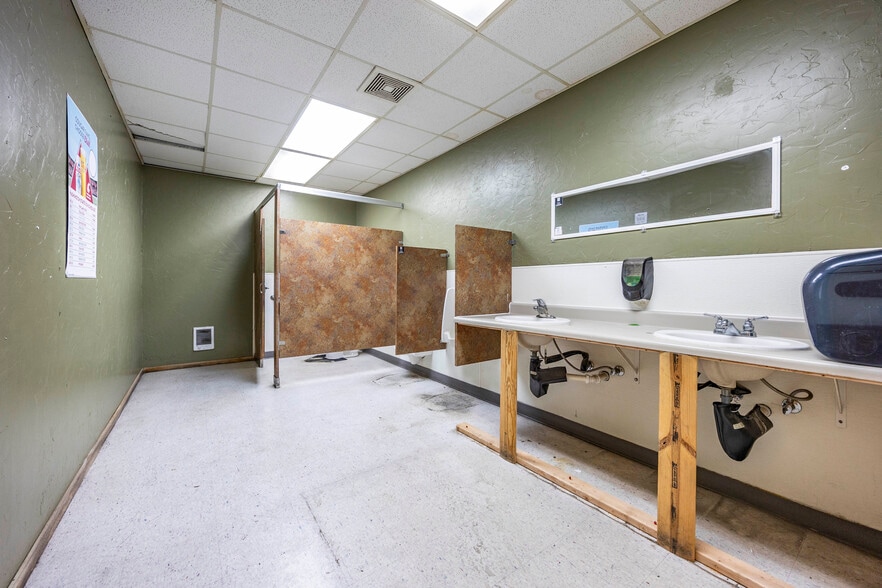 More Photos Of 206 N Benton St, Kennewick Warehouse For Lease