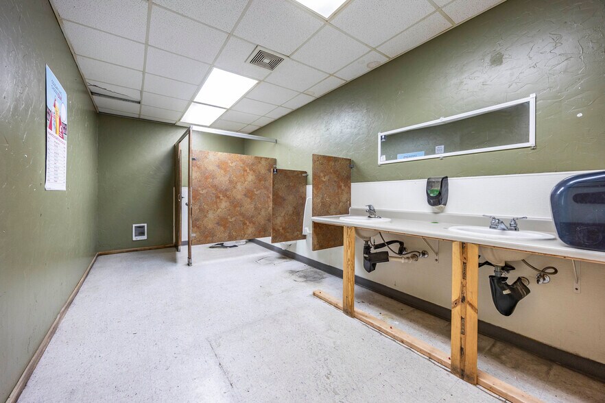More Photos Of 206 N Benton St, Kennewick Warehouse For Lease