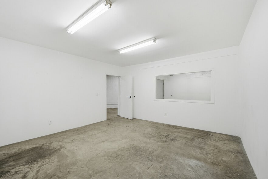 More Photos Of 805 Traction Ave, Los Angeles Showroom For Lease