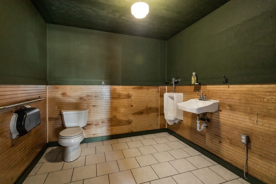 More Photos Of 15421 Mack Ave, Detroit Bar For Sale