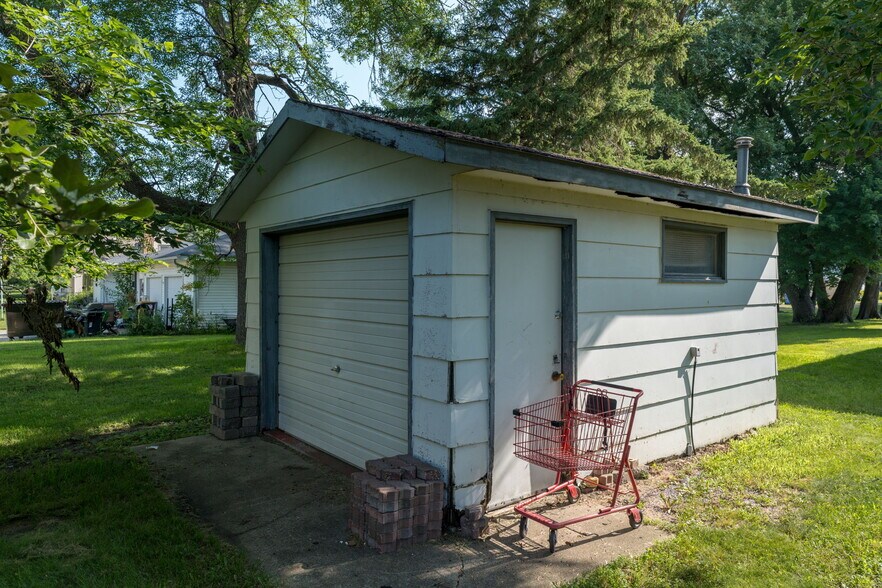 More Photos Of 3200 S Maple Ave, Slayton Apartments For Sale