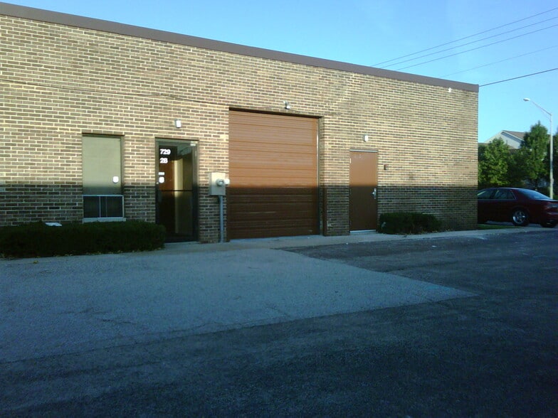More Photos Of 729-739 Fullerton Ave, Addison Warehouse For Lease