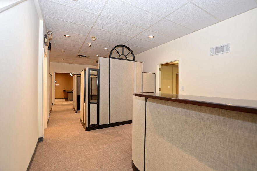 More Photos Of 512 Higgins Rd, Park Ridge Office For Lease