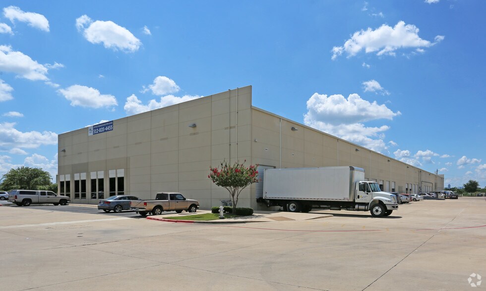 More Photos Of 1340 Airport Commerce Dr, Austin Flex For Lease