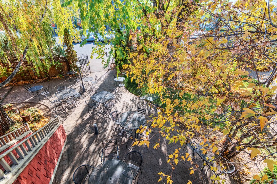 More Photos Of 614 NW Cedar Ave, Redmond Restaurant For Sale