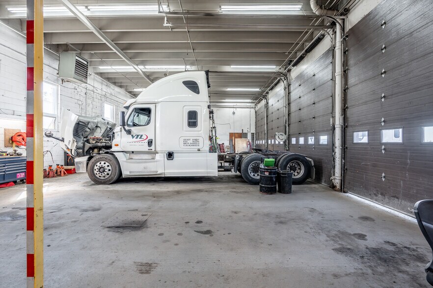More Photos Of 700 Montée de Liesse, Montréal Distribution For Sale