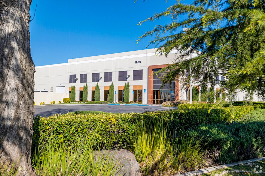 More Photos Of 1909 Zephyr St, Stockton Distribution For Lease