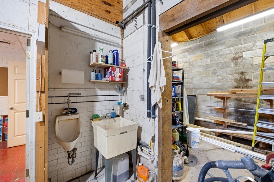 More Photos Of 2913 Creek Rd, Yorklyn Specialty For Sale