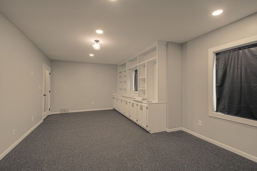 More Photos Of 1600 SW Market St, Lee's Summit Office For Sale