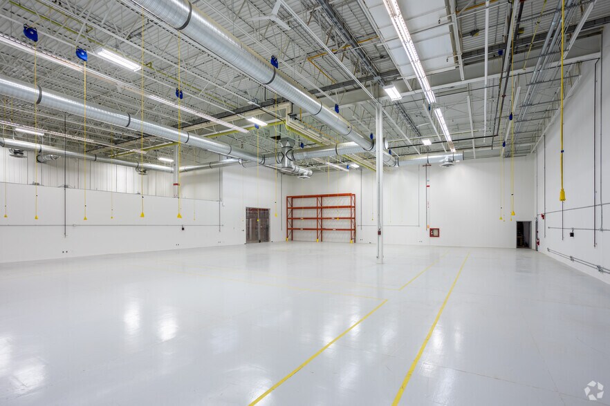 More Photos Of 2-10 Smed Ln SE, Calgary Distribution For Lease