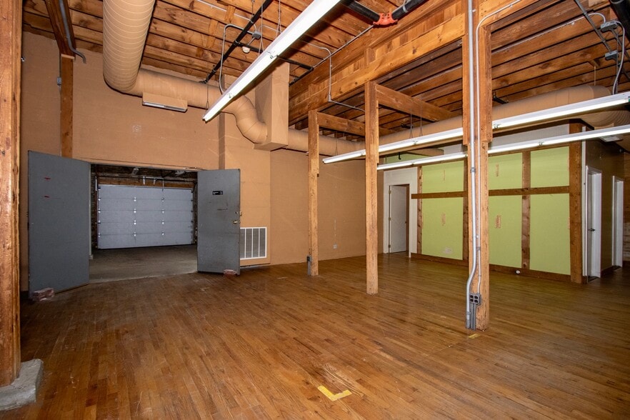 More Photos Of 414 Ridge Rd, Wilmette General Retail For Lease