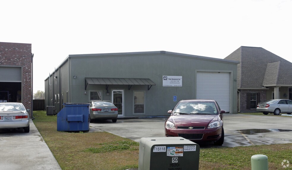 More Photos Of 211 Eastbank Dr, Gonzales Warehouse For Lease