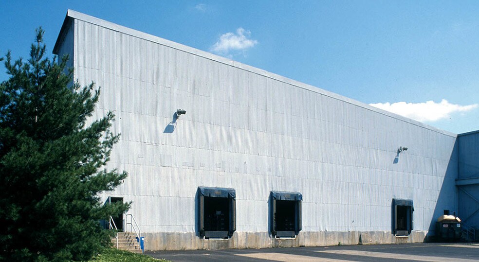 More Photos Of 2301 Duss Ave, Ambridge Warehouse For Lease