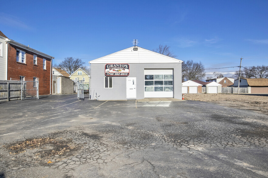 Primary Photo Of 2514 Pine Ave, Niagara Falls Auto Repair For Sale