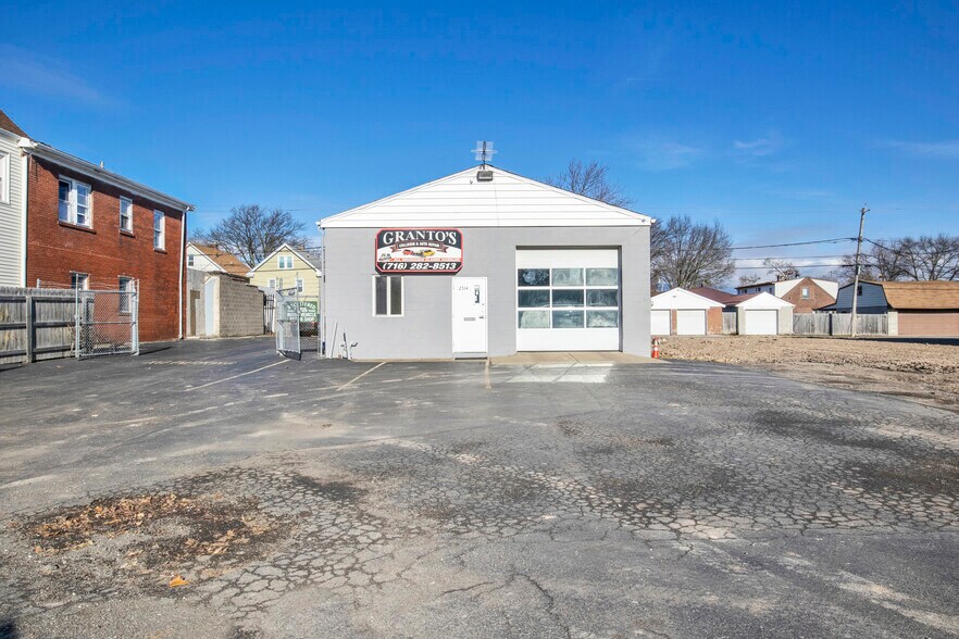 Primary Photo Of 2514 Pine Ave, Niagara Falls General Retail For Sale
