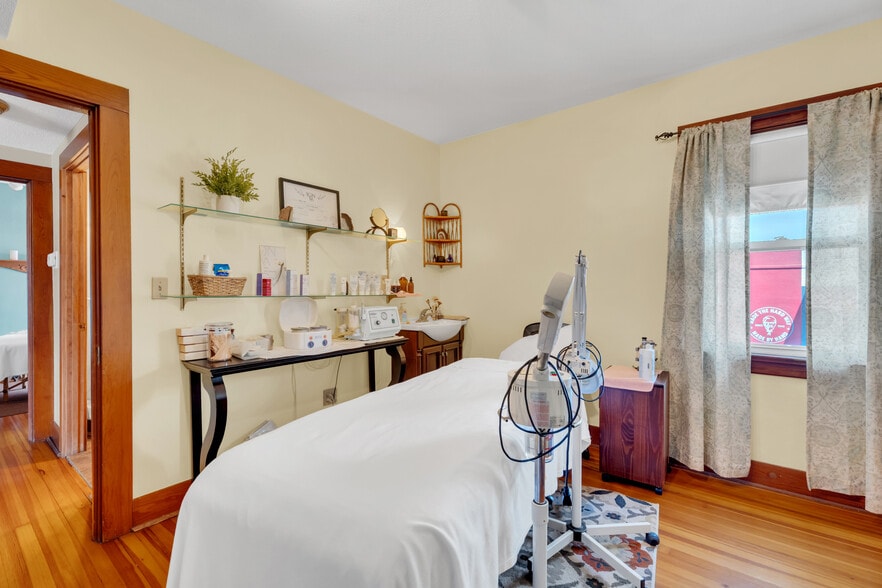More Photos Of 710 E Main St, Meriden Freestanding For Sale