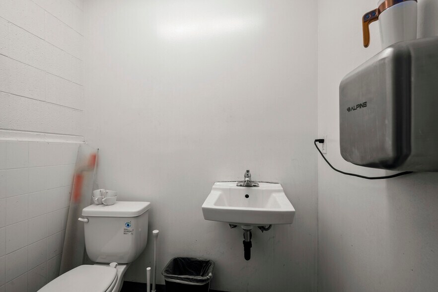 More Photos Of 7865 Balboa Ave, San Diego Freestanding For Lease