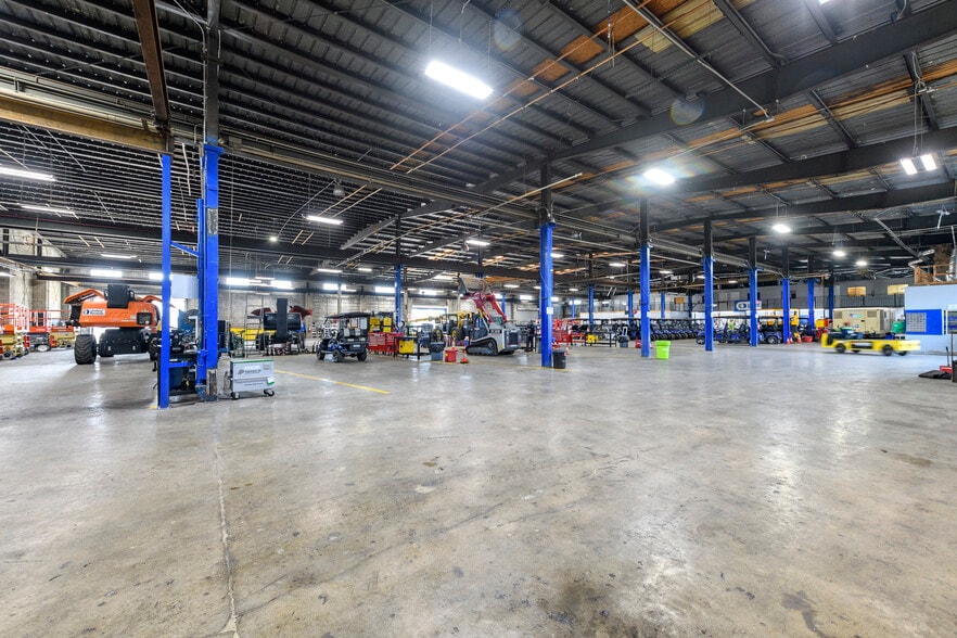 More Photos Of 10232-10234 Glenoaks Blvd, Pacoima Warehouse For Sale