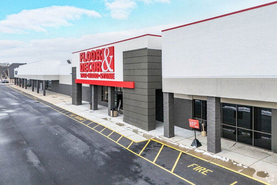 More Photos Of 300 Quaker Ln, Warwick General Retail For Sale