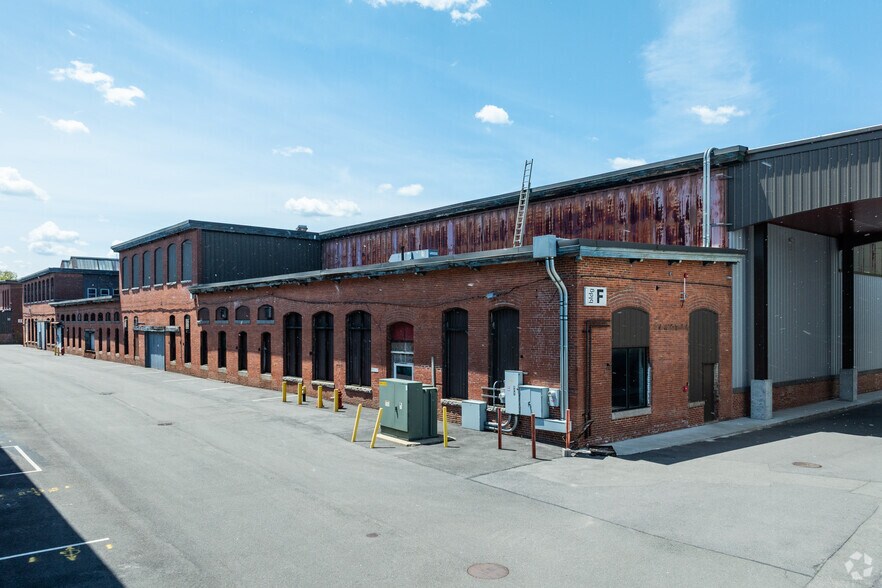 More Photos Of 1 Westinghouse Plz, Hyde Park Warehouse For Lease