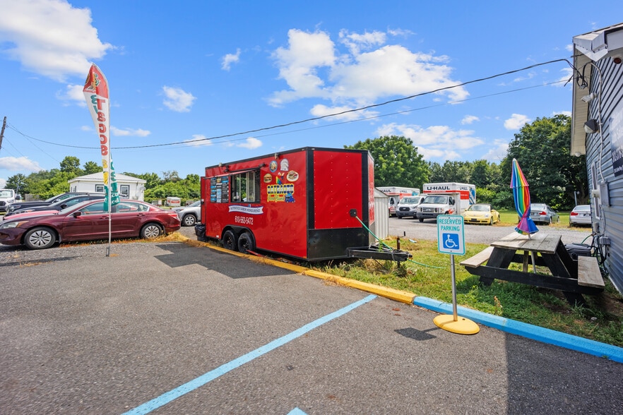 More Photos Of 2516-2518 N Dupont Pky, Middletown Freestanding For Sale