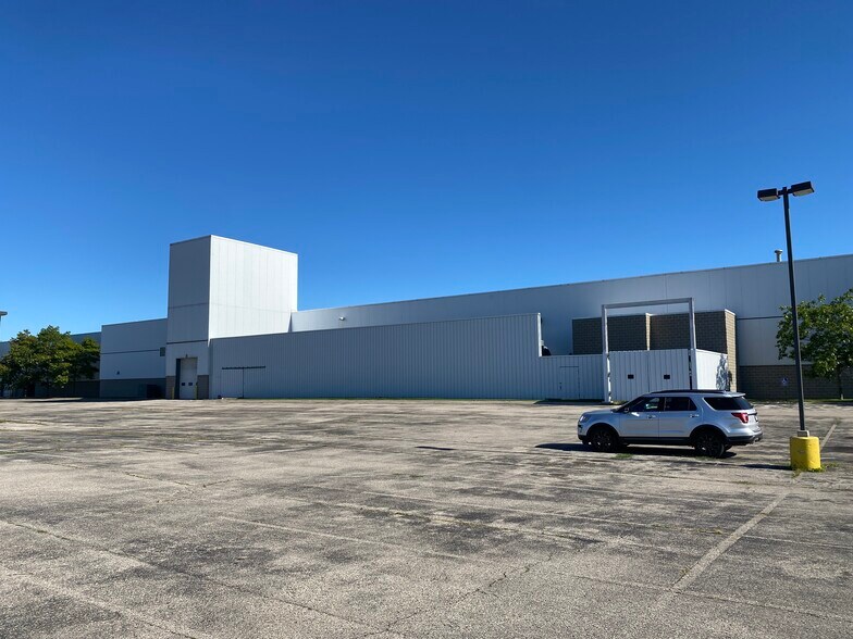 More Photos Of 100 Harbor Dr, Charlevoix Manufacturing For Sale