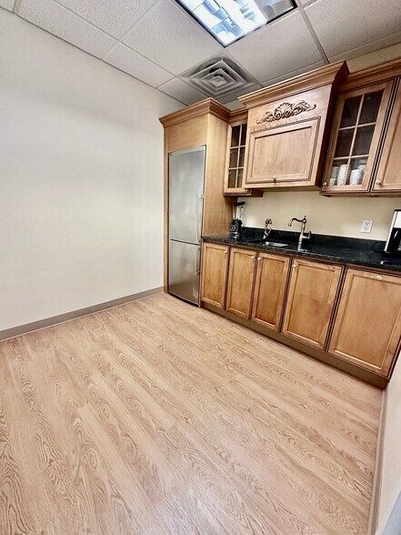 More Photos Of 67 Holly Hill Ln, Greenwich Office For Sale