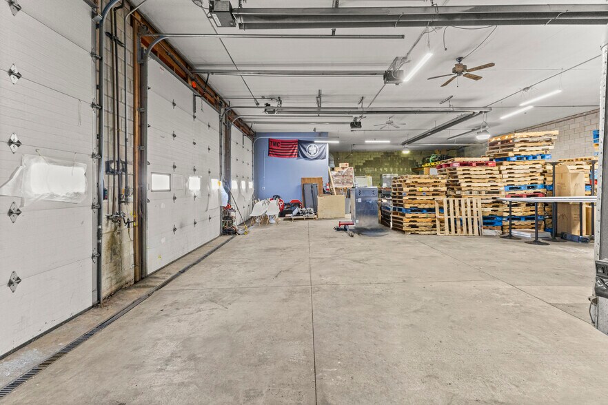 More Photos Of 26289 W Eight Mile Rd, Redford Township Manufacturing For Lease