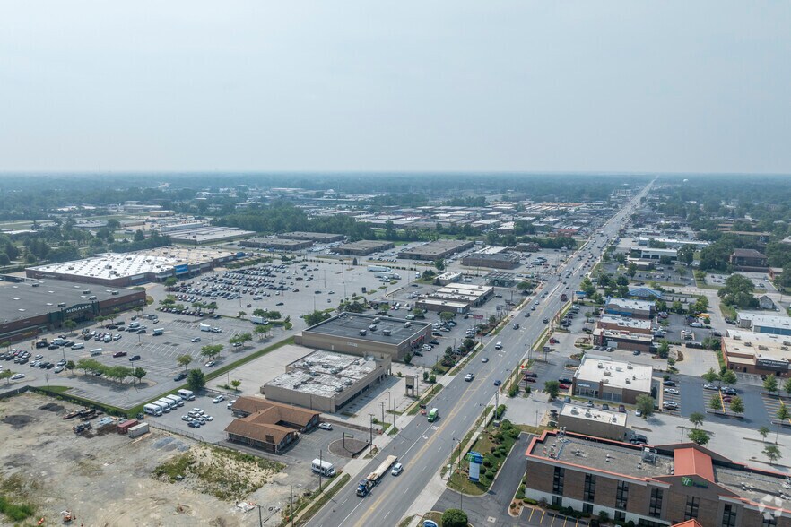 More Photos Of 13343 Cicero Ave, Crestwood Health Club For Lease