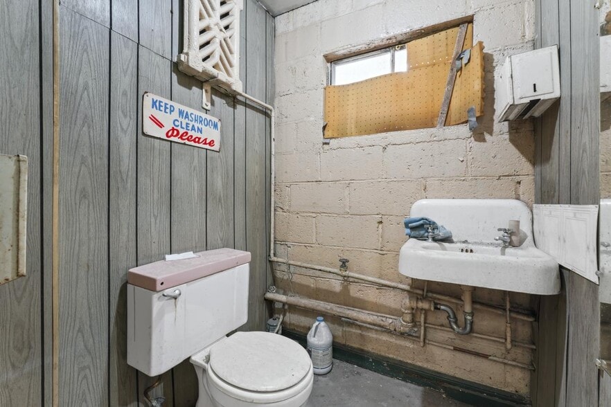 More Photos Of 178 Columbia Tpke, Rensselaer Auto Repair For Sale