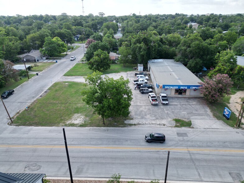 More Photos Of 1413 W San Antonio St, New Braunfels Freestanding For Sale